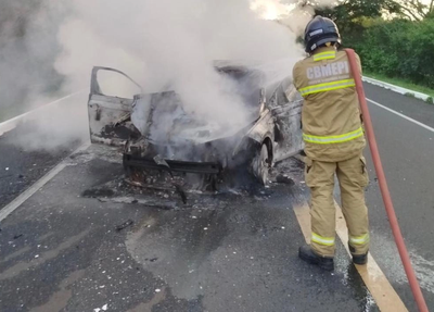 Carro pega fogo após colisão na BR-230, entre Oeiras e São João da Varjota