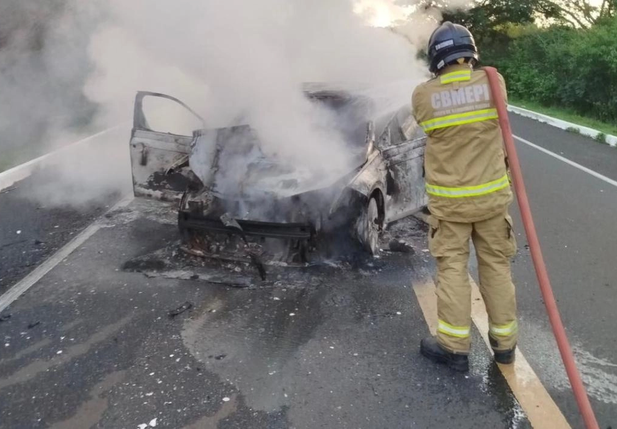 Carro pega fogo após colisão na BR-230, entre Oeiras e São João da Varjota