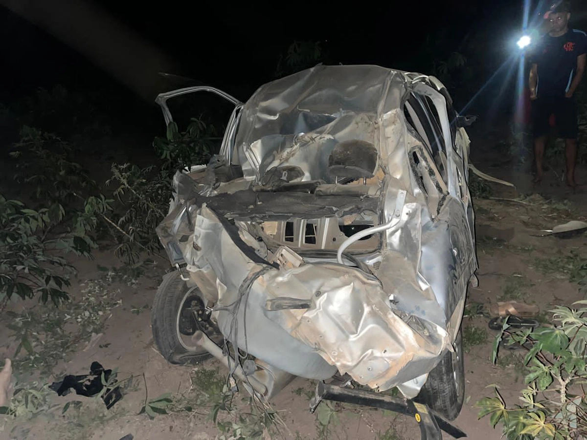Carro que capotou com empresário ficou totalmente destruído