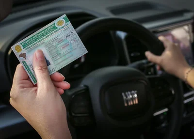 Condutor com Carteira Nacional de Habilitação (CNH) ao volante