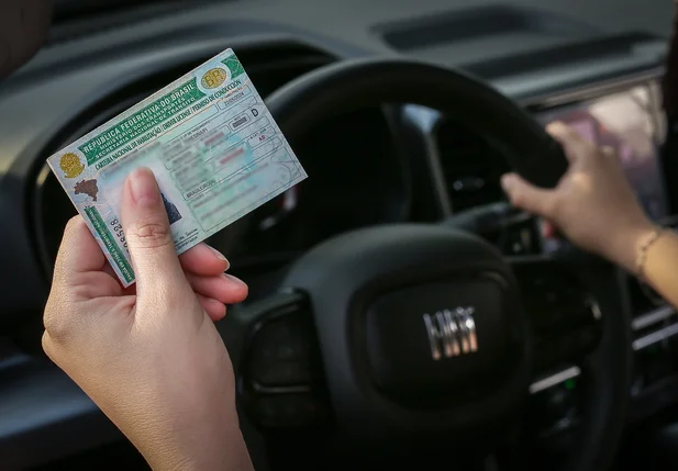 Condutor com Carteira Nacional de Habilitação (CNH) ao volante