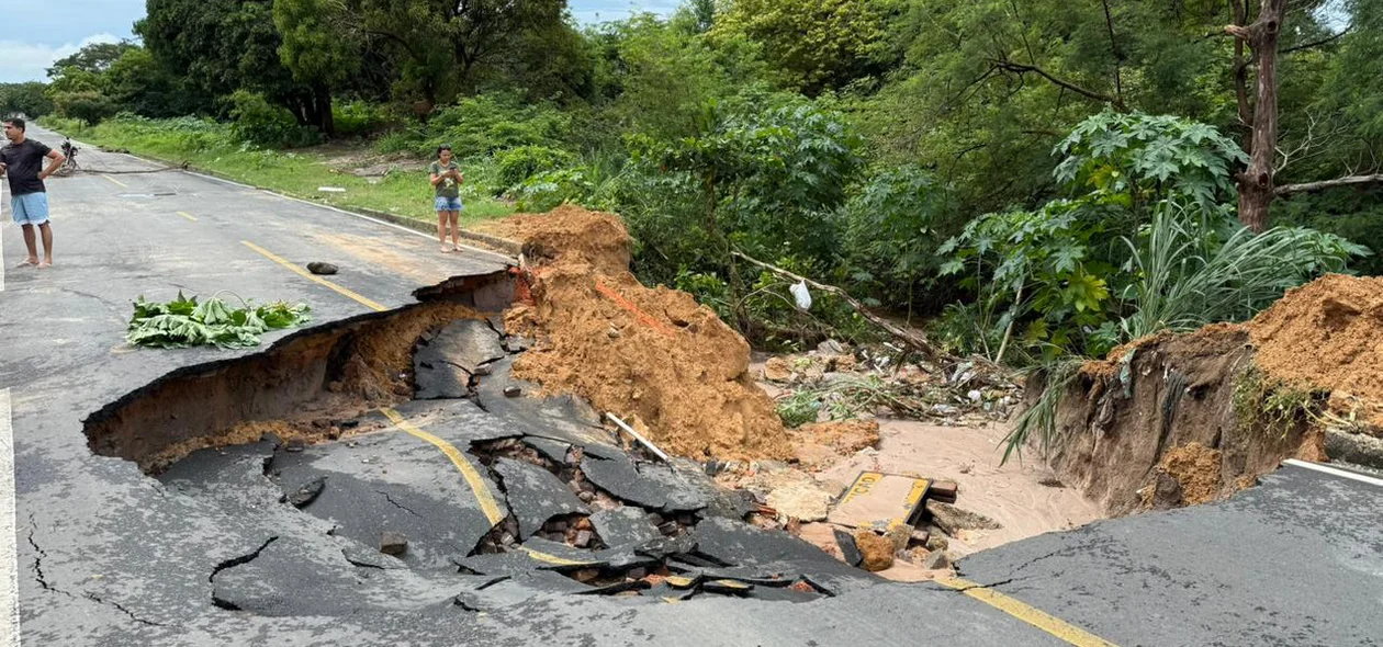 Cratera na zona sudeste de Teresina