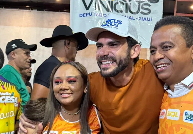 Deputado Dr. Marcus Kalume participa do Abre-Alas do Carnaval de Floriano