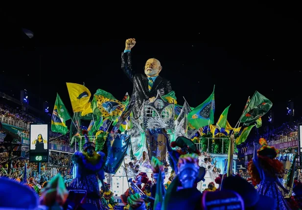 Desfile da Acadêmicos de Niterói homenageou o presidente Lula