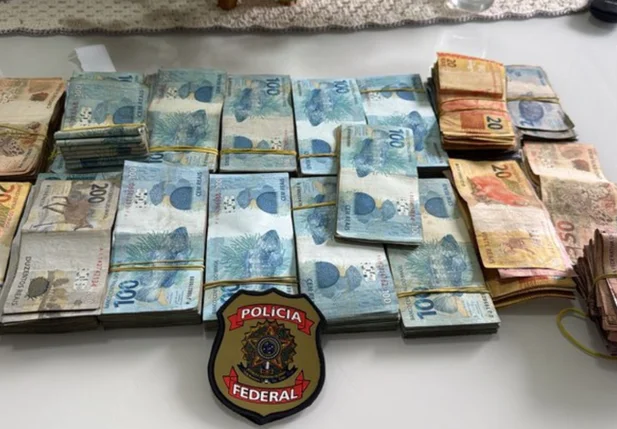 Dinheiro apreendido pela Polícia Federal na operação da PF em Timbiras