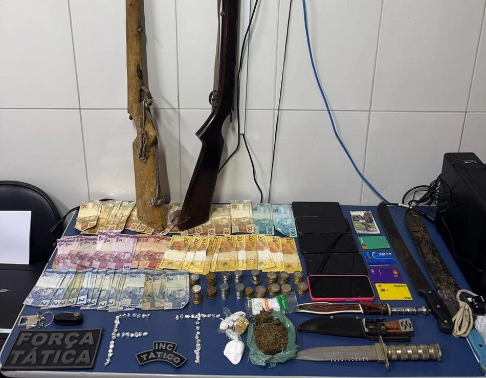 Dinheiro e armas apreendidas pela PM