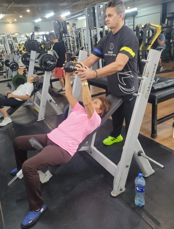 Dona Graça Franco faz musculação terapêutica com o professor Demóstenes Ribeiro