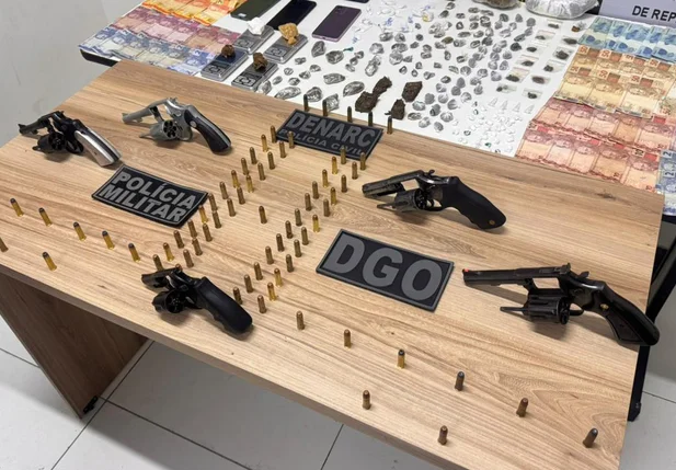 Drogas e armas apreendidas durante operação integrada da Polícia Civil e Polícia Militar