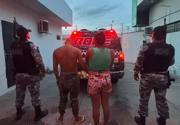 Dupla suspeita de porte ilegal de arma de fogo