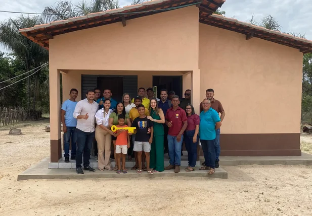 Entrega de moradia em Beneditinos