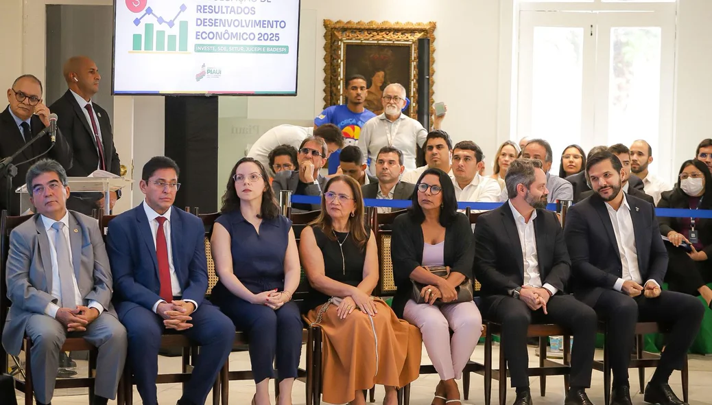 Equipe de órgaõs e secretários do Governo do Estado
