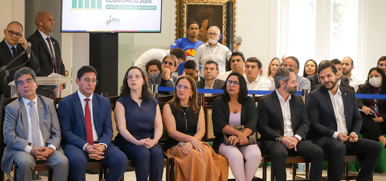 Equipe de órgaõs e secretários do Governo do Estado
