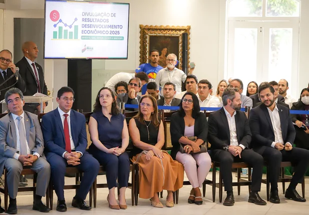 Equipe de órgaõs e secretários do Governo do Estado