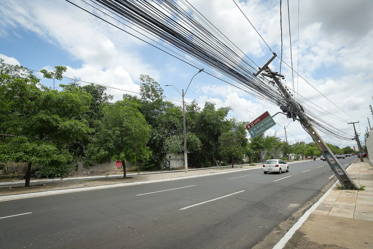 Estrutura está sendo sustentada por cabos de energia