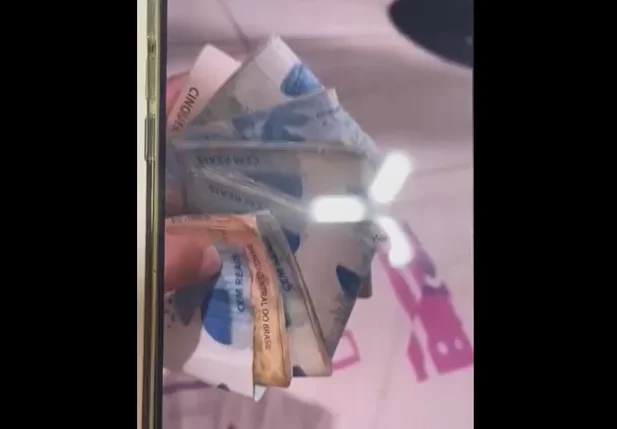 Ex-servidor fez vídeo ostentando R$ 7 mil em espécie