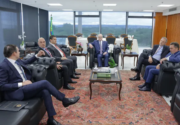 Fachin conduz negociação de “penduricalhos” entre ministros e autoridades