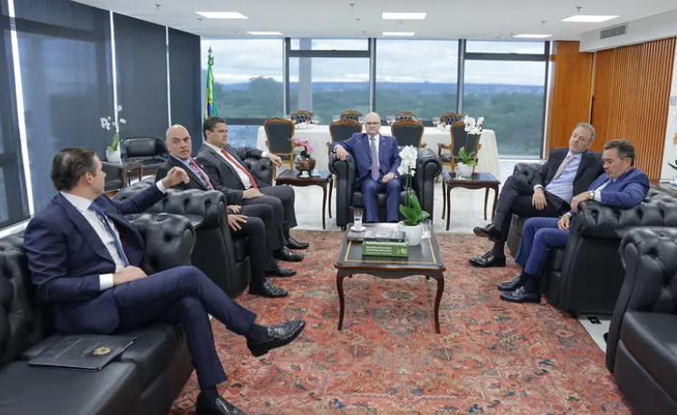 Fachin conduz negociação de “penduricalhos” entre ministros e autoridades