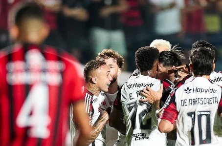Flamengo bate Vitória e vence a 1ª partida no Brasileirão 2026