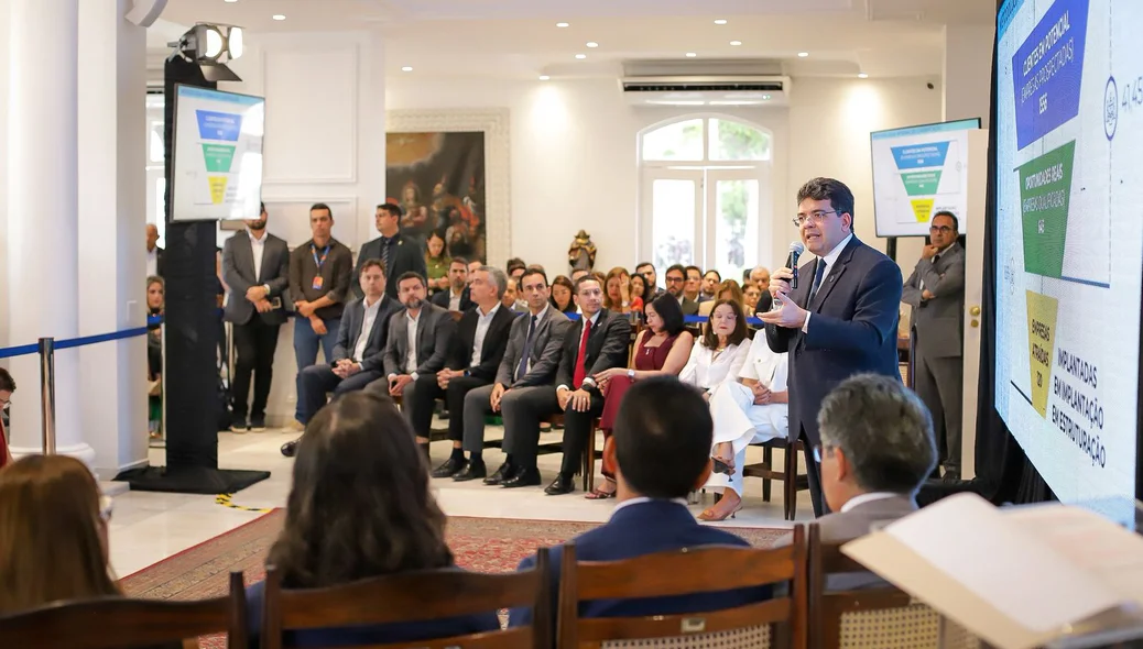 Governador durante apresentação de dados