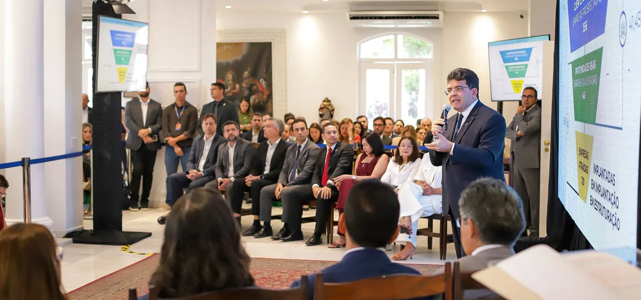 Governador durante apresentação de dados