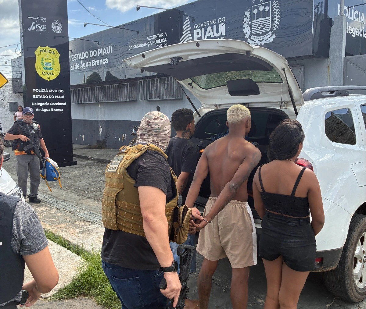 Homem e mulher foram presos em flagrante, enquanto adolescente foi apreendido em Água Branca