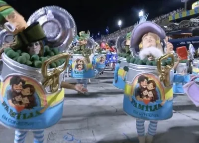 Integrantes fantasiados de latas de conserva para representar grupos classificados como “neoconservadores”