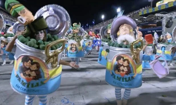 Integrantes fantasiados de latas de conserva para representar grupos classificados como “neoconservadores”