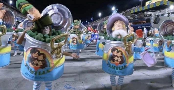 Integrantes fantasiados de latas de conserva para representar grupos classificados como “neoconservadores”