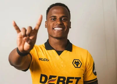 Jhon Arias durante apresentação no Wolverhampton