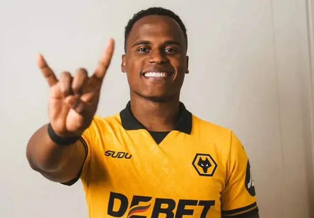 Jhon Arias durante apresentação no Wolverhampton