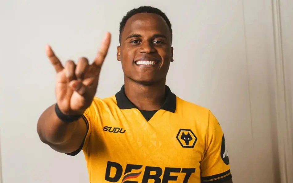 Jhon Arias durante apresentação no Wolverhampton