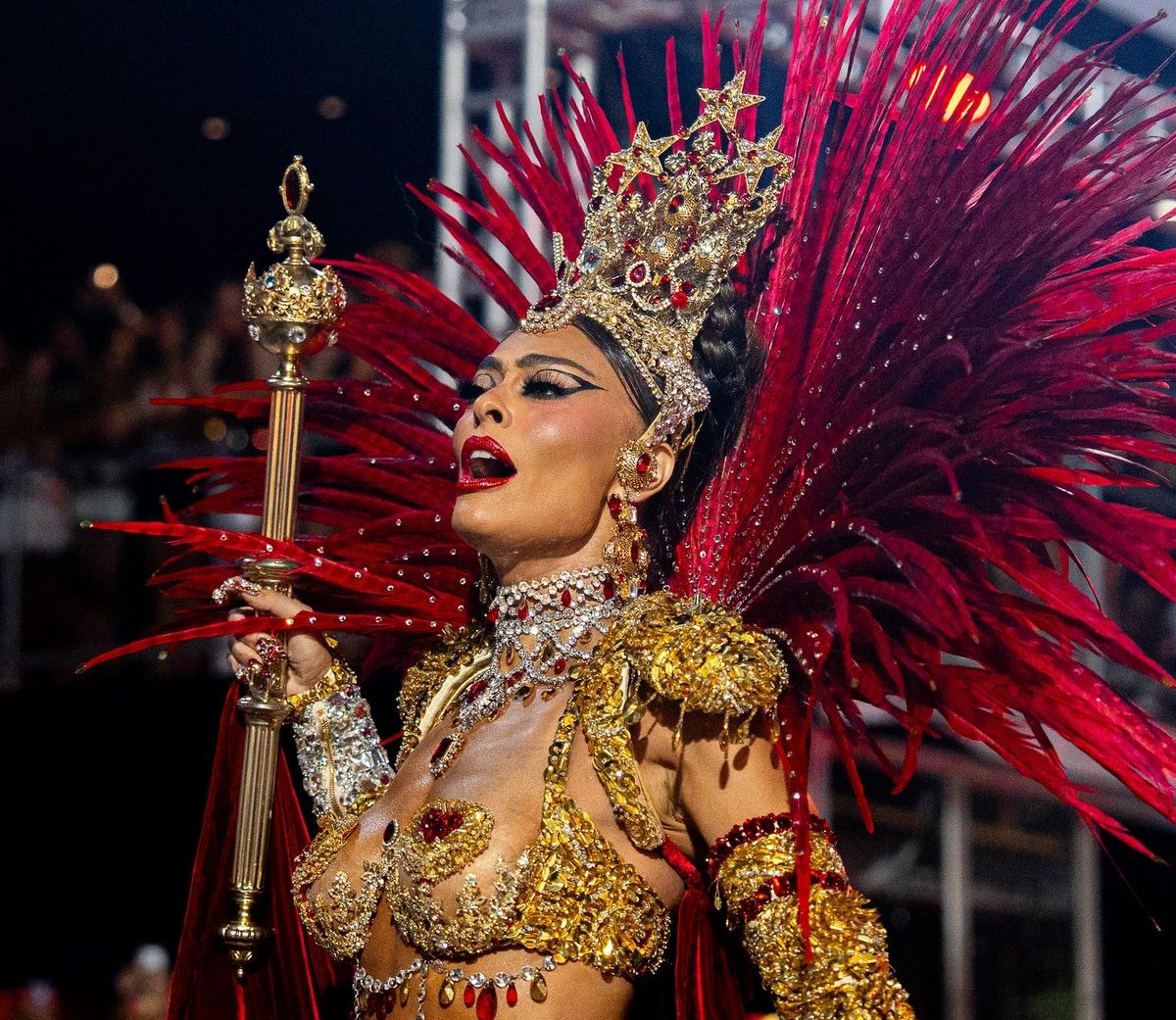 Juliana Paes brilhou como rainha de bateria da Unidos do Viradouro