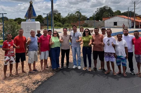 Marden Menezes vistoria obra de asfaltamento em Caxingó