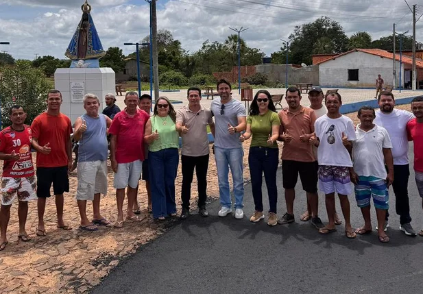 Marden Menezes vistoria obra de asfaltamento em Caxingó