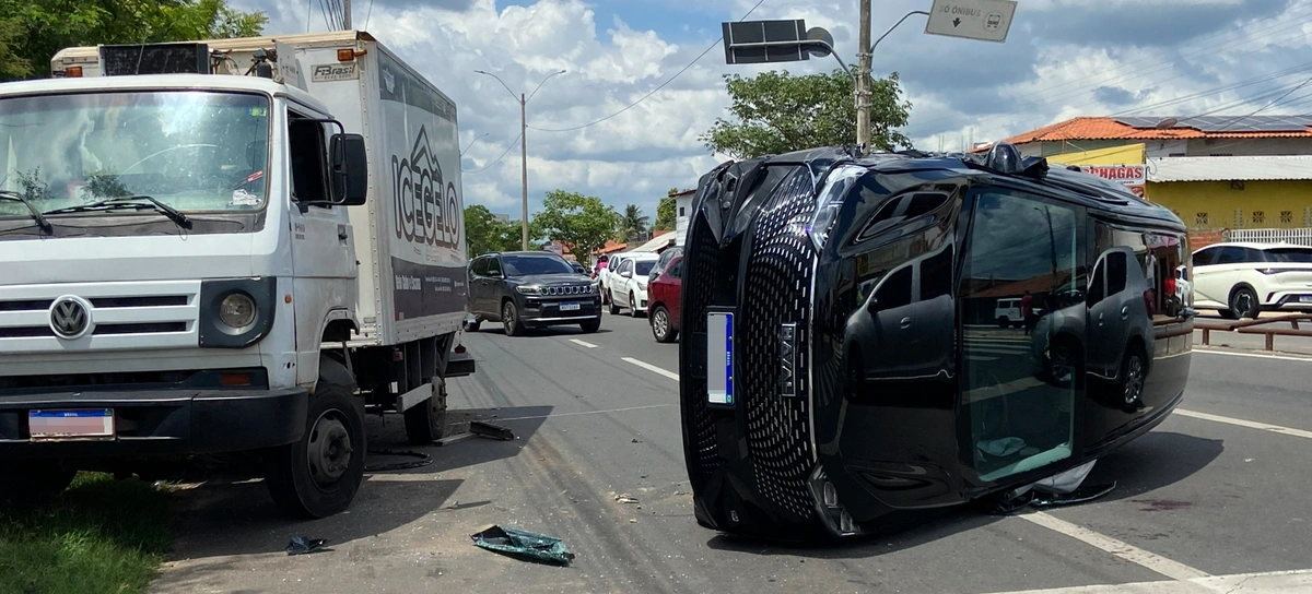 Médico tombou veículo na Avenida Presidente Kennedy
