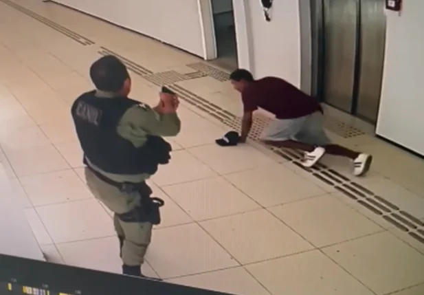 Momento em que PM frusta furto de arma na Central de Inquéritos de Picos