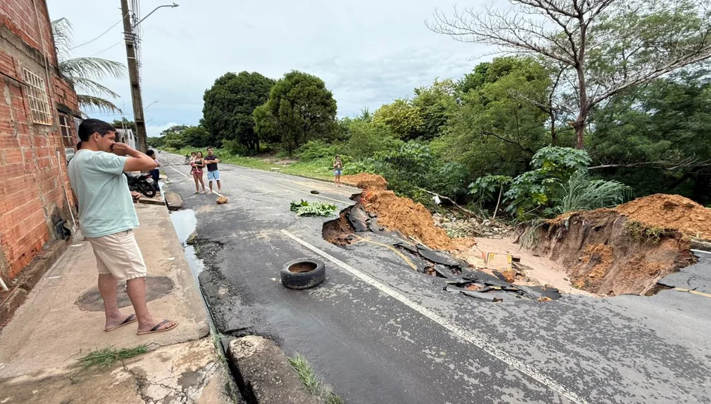 Moradores improvisaram a sinalização para evitar acidentes