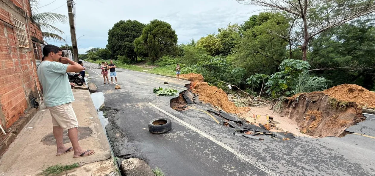 Moradores improvisaram a sinalização para evitar acidentes