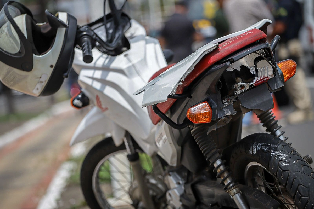 Motocicleta foi atingida na traseira