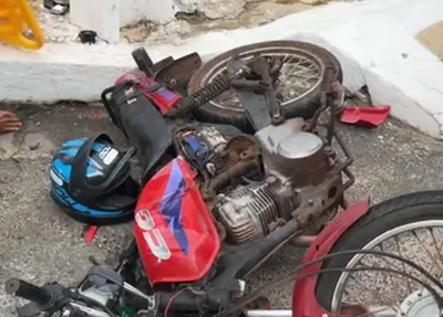 Motocicleta se chocou contra o poste