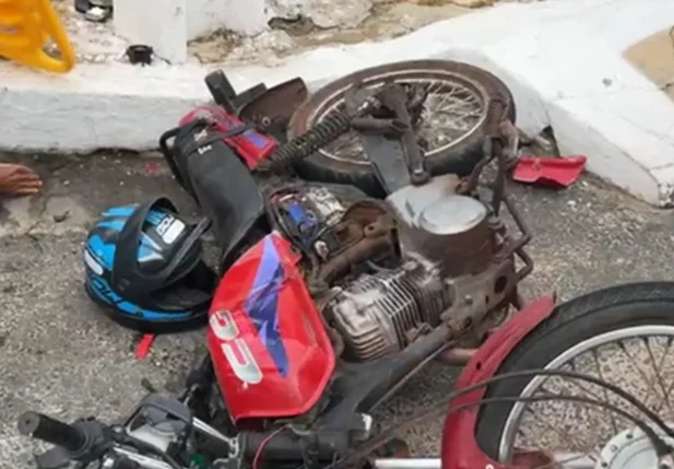 Motocicleta se chocou contra o poste