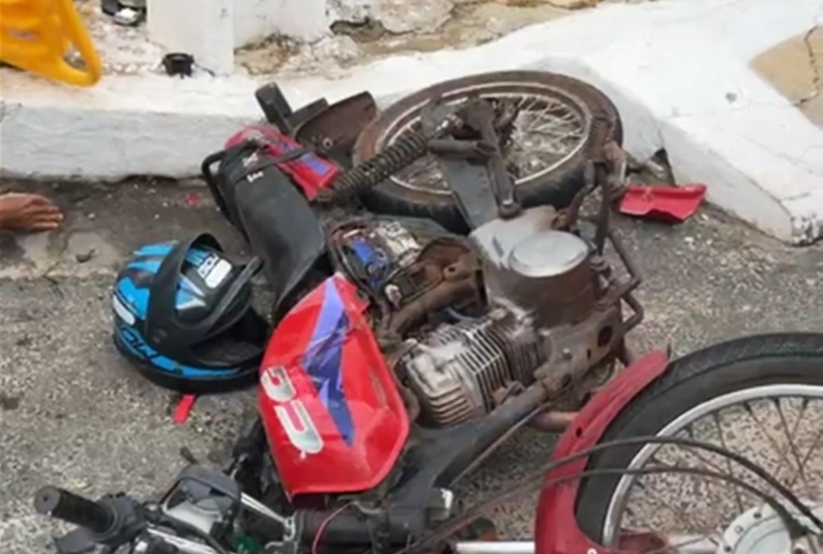 Motocicleta se chocou contra o poste