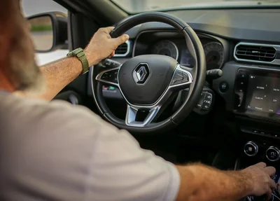 Motorista ao volante