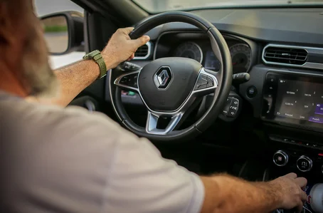 Motorista ao volante