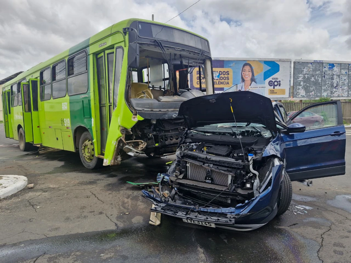 Motorista de carro ficou em estado mais grave após colisão na Avenida Miguel Rosa