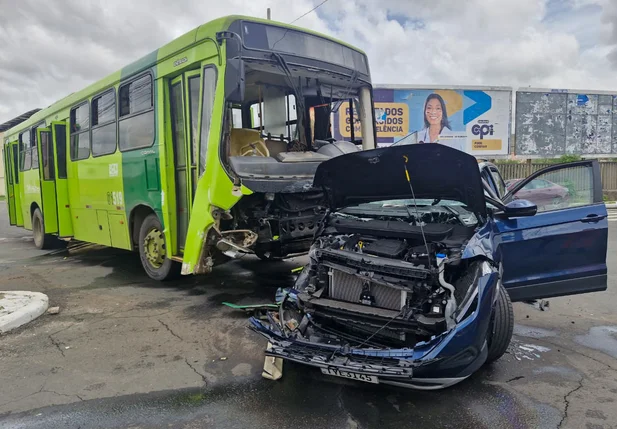 Motorista de carro ficou em estado mais grave após colisão na Avenida Miguel Rosa