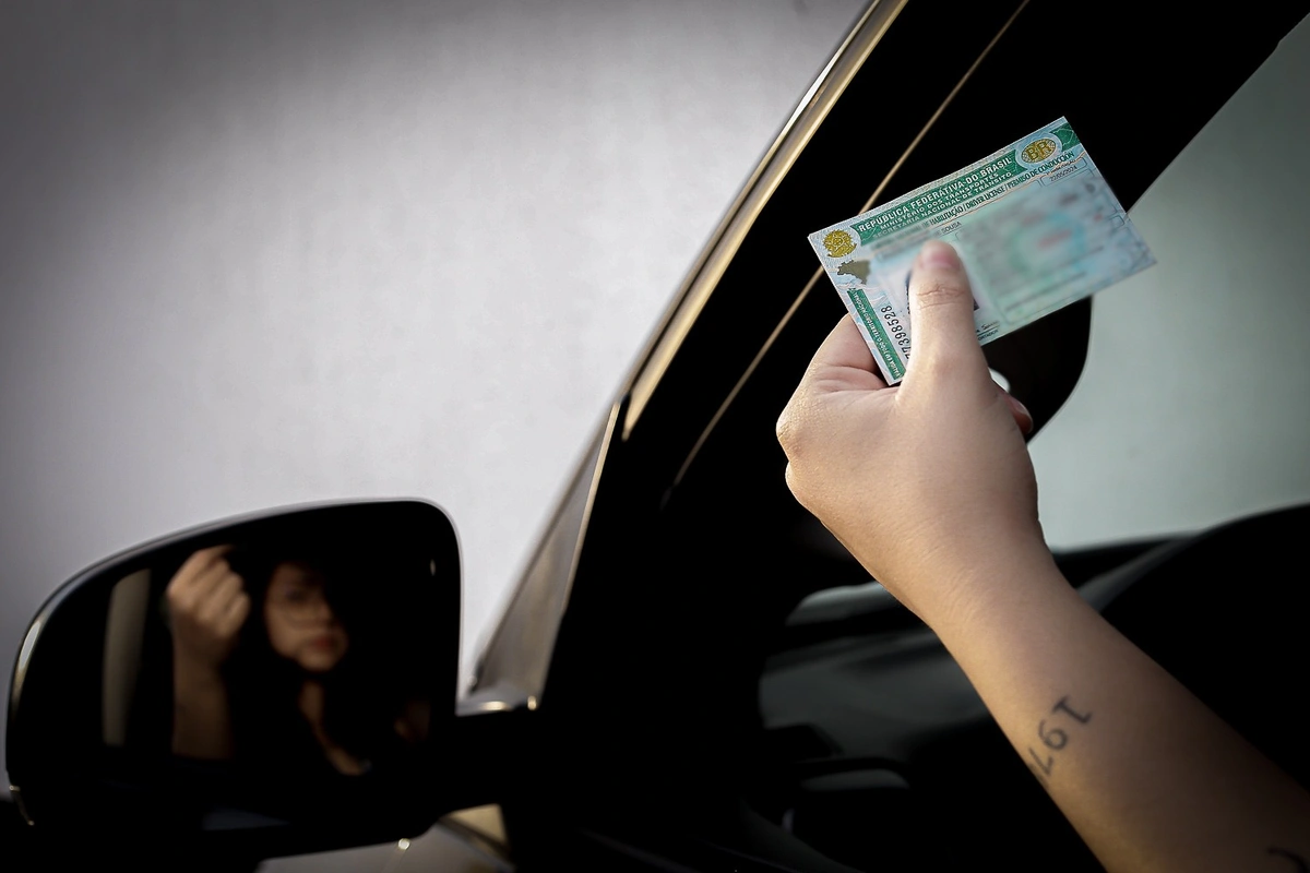 Motorista habilitado conduz veículo com Carteira Nacional de Habilitação (CNH)