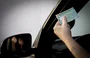 Motorista habilitado conduz veículo com Carteira Nacional de Habilitação (CNH)