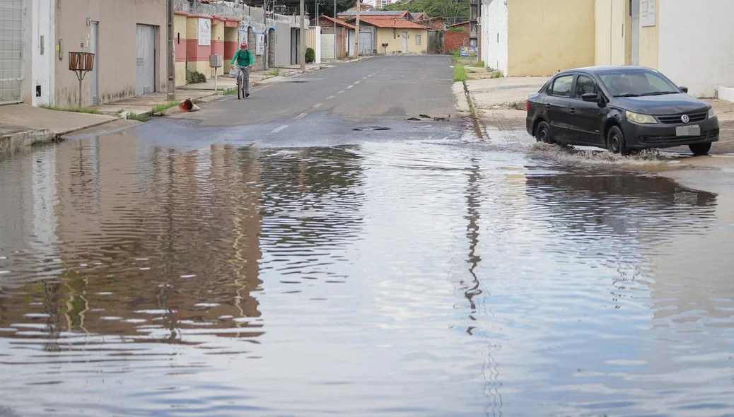 Motoristas precisam invadir a calçada para passar pelo local