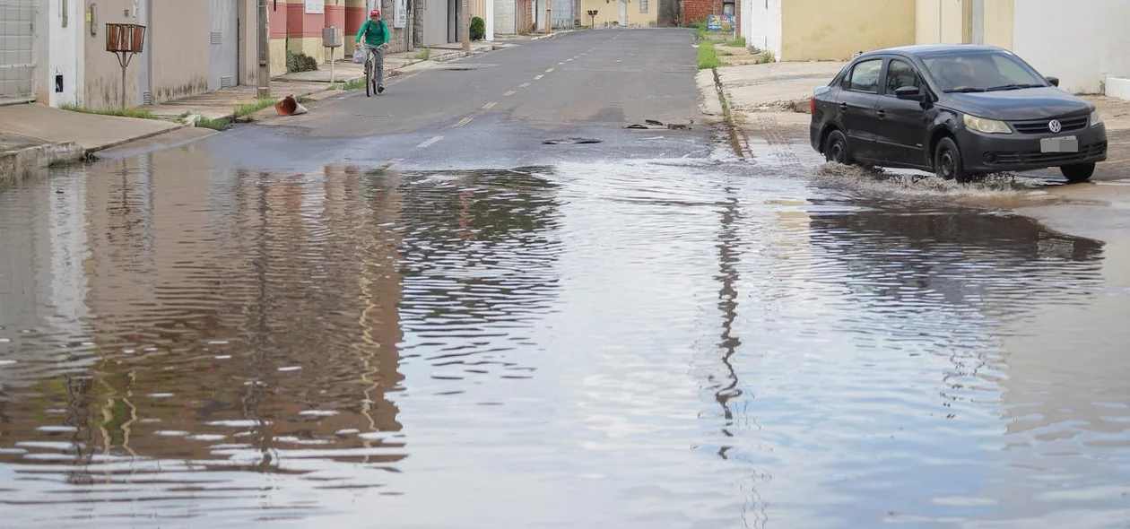 Motoristas precisam invadir a calçada para passar pelo local